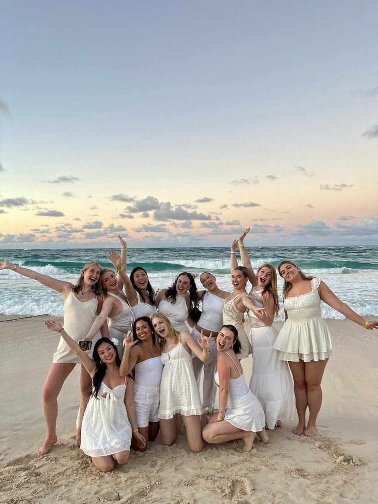 Grote groep samen op een aesthetic reis op het strand