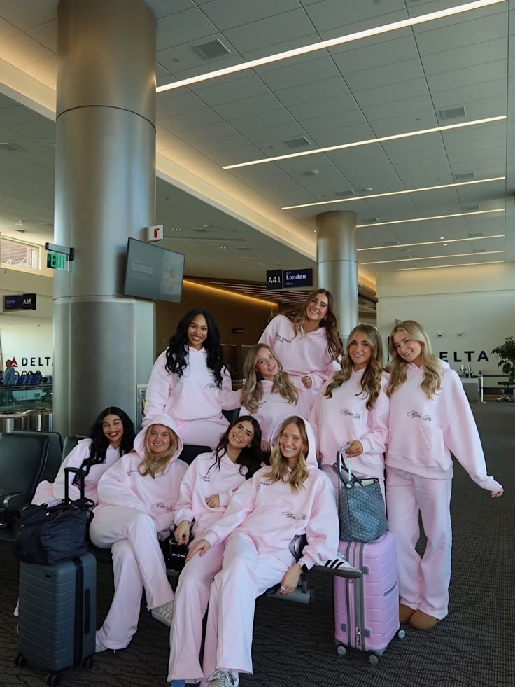 Groep in matching sets klaar voor vertrek op het vliegveld