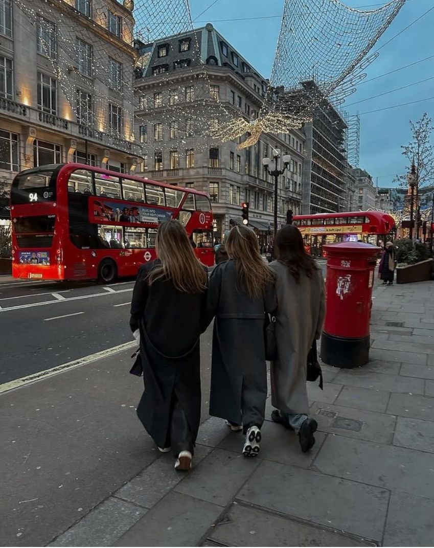 Samen wandelen langs de kerstverlichting in Regent Street