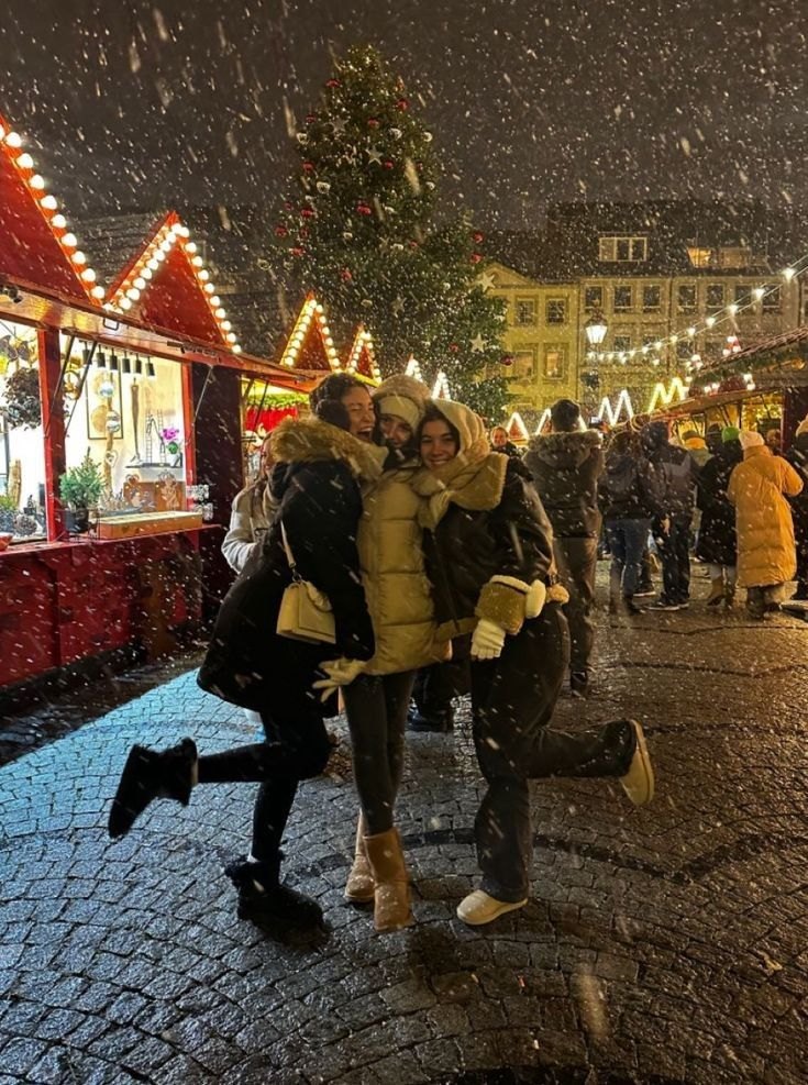 Samen op de kerstmarkt in de sneeuw