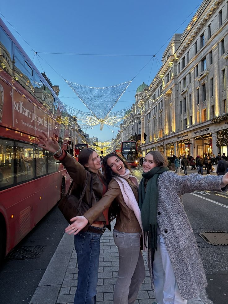 Meiden onder de kerstverlichting van Regent Street