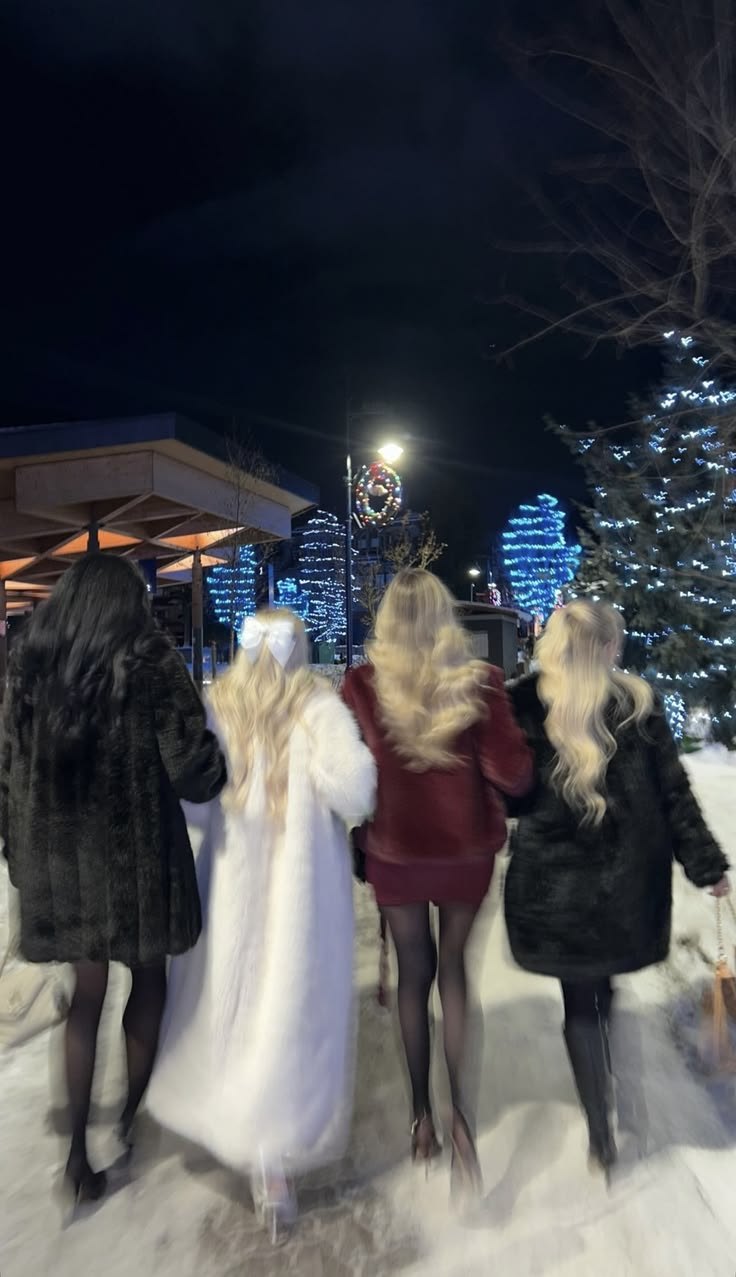 Samen door de sneeuw tussen de kerstlichtjes