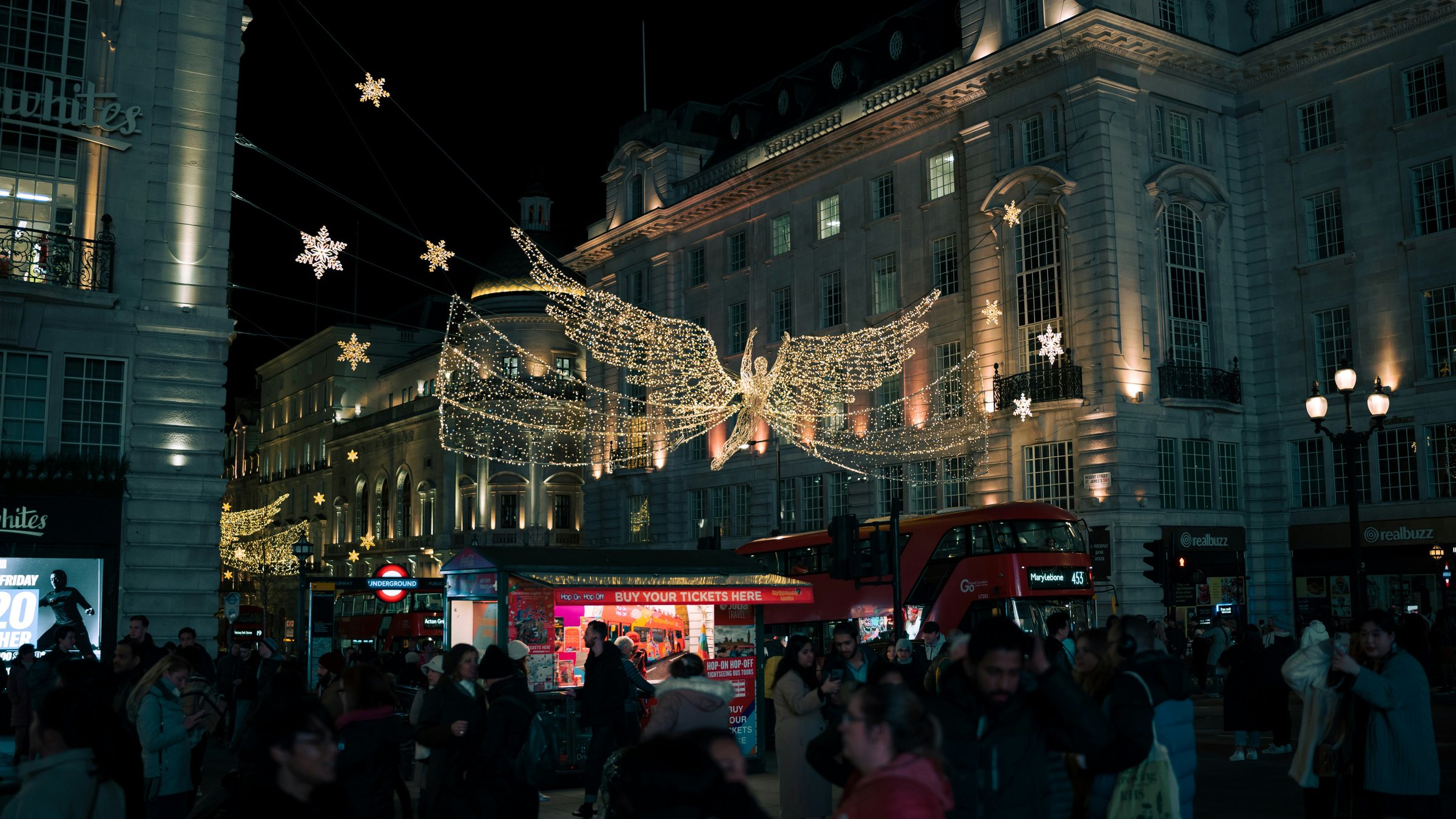 Kerstverlichting bij Piccadilly Circus in Londen