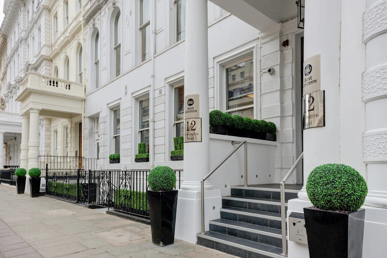 Best Western Mornington Hotel, witte voorgevel met zuilen