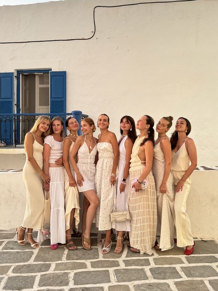Meiden samen in de witte straatjes van Mykonos