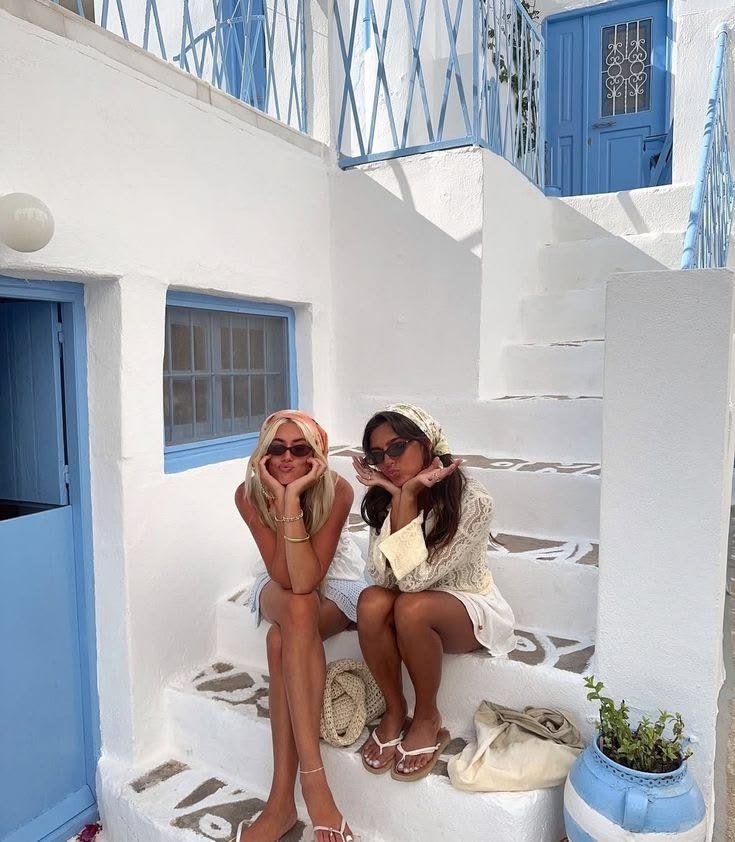 Samen op de witte trappen van Mykonos