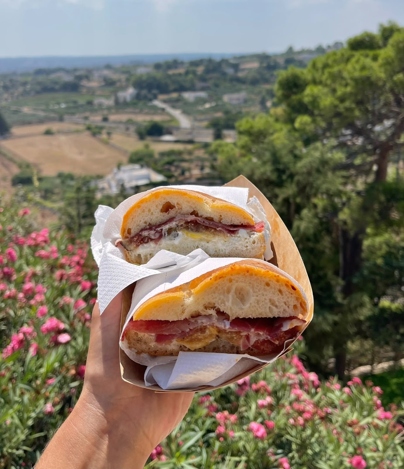 Broodje met uitzicht over het Italiaanse landschap
