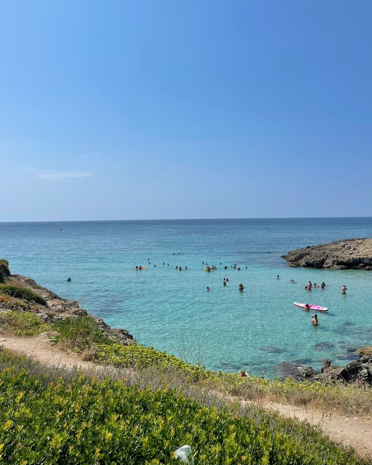 Turquoise baai aan de kust van Puglia