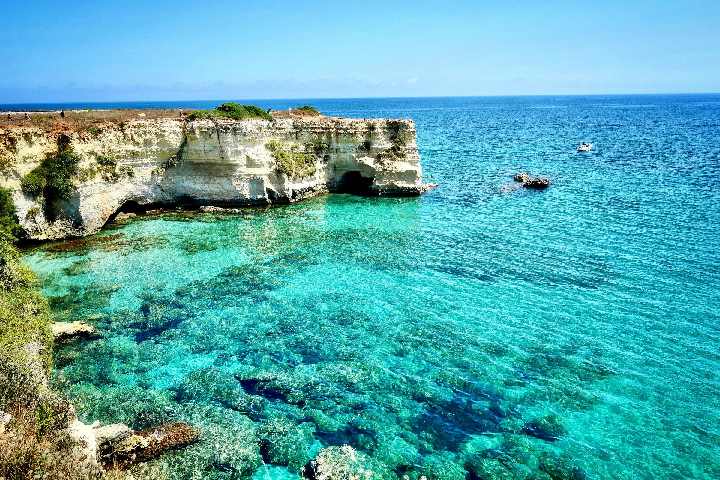 Turquoise zee en kliffen aan de kust van Puglia